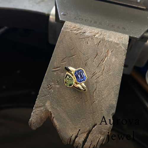 Luxury Blue Sapphire and Green Diamond Toi et Moi Statement Ring in 14K Yellow Gold – Modern Sculptural Designer Gemstone Ring for Women