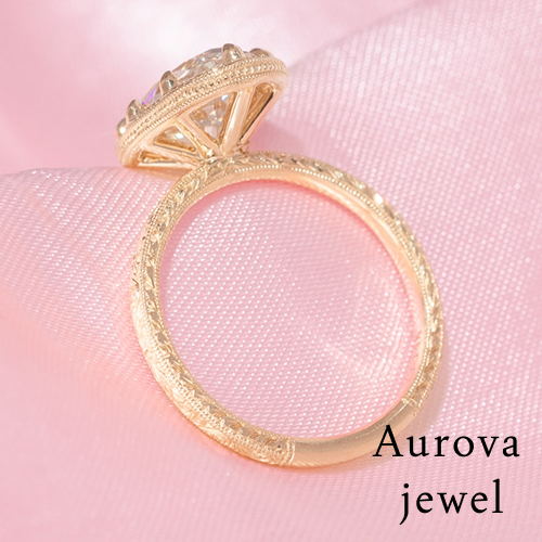 Oval Halo Diamond Engagement Ring in 14K Yellow Gold