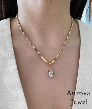 Elegant Emerald Cut Diamond Necklace in Yellow Gold