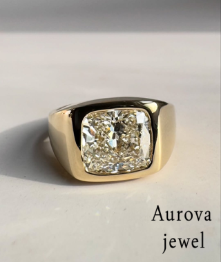 Luxury Princess Cut Diamond Signet Ring in 14K Yellow Gold – Minimalist Vintage Inspired Statement Ring for Women